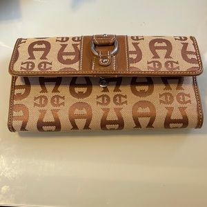 Aigner wallet. Well loved. Brown.